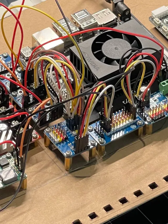 At the same time, the steering servo is connected through… (photo)