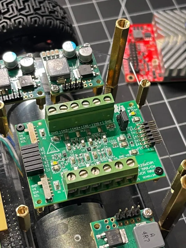 Next is the four-channel INA (photo 1)