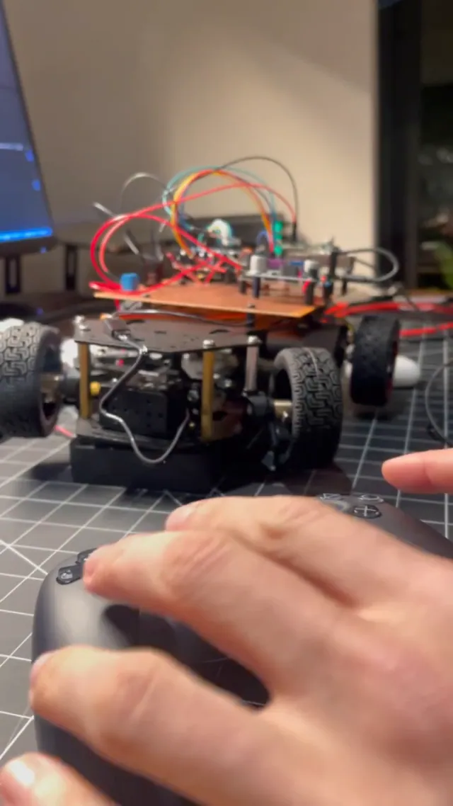 Replaced the cheap servo with a new one from a racing RC… (video 2)