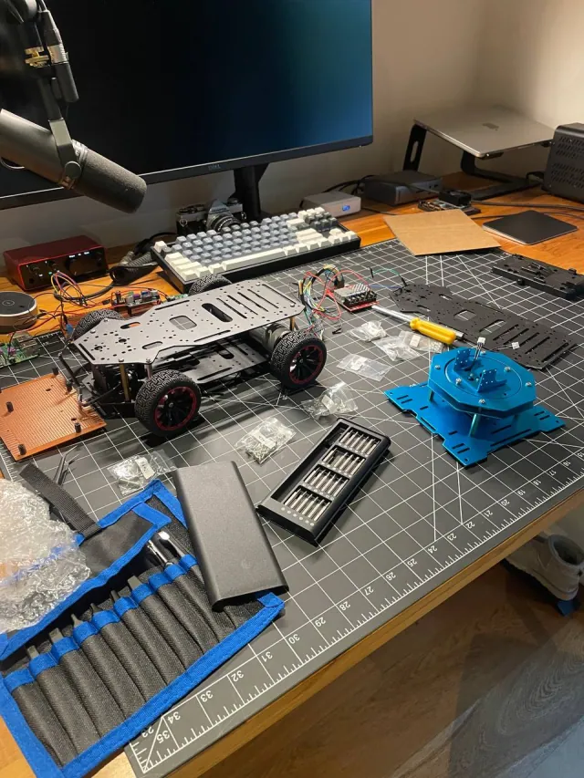 Took the robot completely apart and started assembling the… (photo 2)